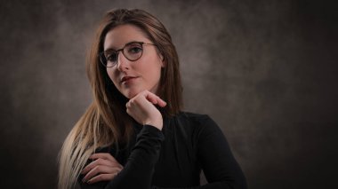 20 'li yaşlarının ortasında genç, güzel bir kadın. Portre fotoğrafı.