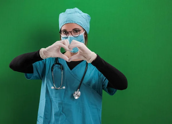 Médico femenino forma la forma de un corazón —  Fotos de Stock