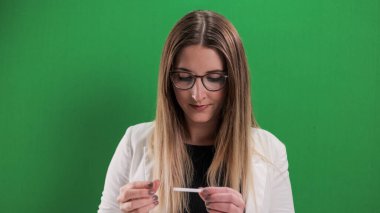 Genç bayan Corona testi negatif çıktığı için mutlu.