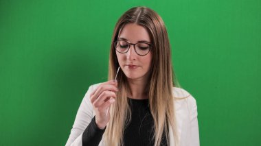 Corona Antijen Kendi Kendini Test Ediyor - Genç bir kadın Covid-19 kendi kendini test ediyor