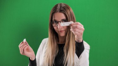 Corona Antijen Kendi Kendini Test Ediyor - Genç bir kadın Covid-19 kendi kendini test ediyor