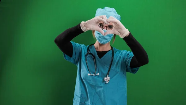 Médico femenino forma la forma de un corazón —  Fotos de Stock