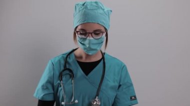 Genç doktorun elinde PCR testi var.