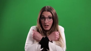 Genç ve güzel bayan endişeli görünüyor.