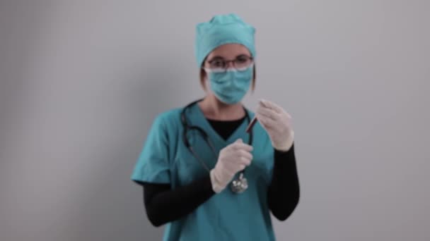 Kobieta lekarz bada próbkę krwi na obecność wirusa Corona — Wideo stockowe