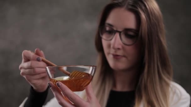 蜂蜜のボウルを持つ若い女性 — ストック動画
