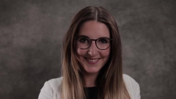 Jolie femme regarde à travers une boule de verre — Video