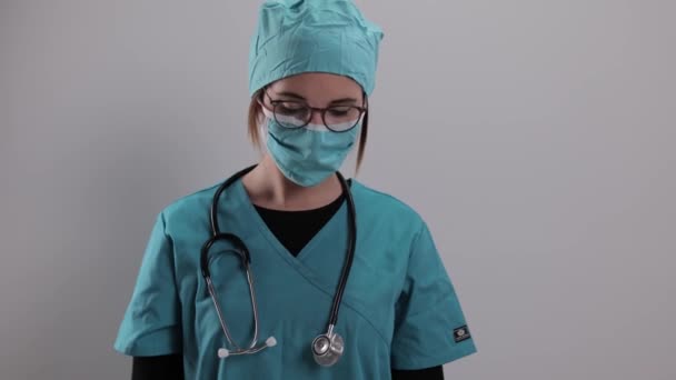 Молодий лікар має ПЛР-тест в руках — стокове відео