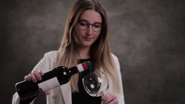 Молодая женщина с бокалом красного вина — стоковое видео
