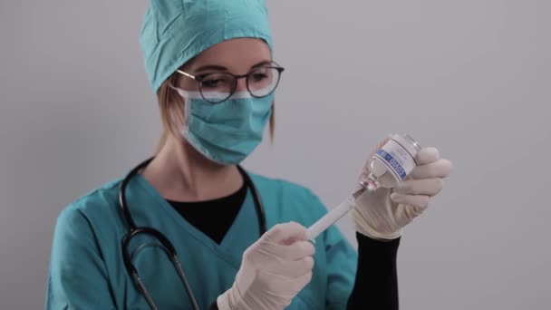 Ärztin bereitet Spritze mit Corona-Impfstoff vor — Stockvideo