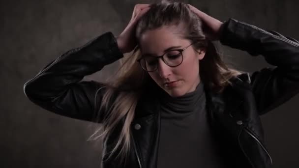 Aantrekkelijke jonge vrouw poseert voor de camera — Stockvideo