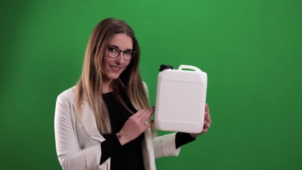 Ung kvinna håller en behållare - perfekt för mock up — Stockvideo