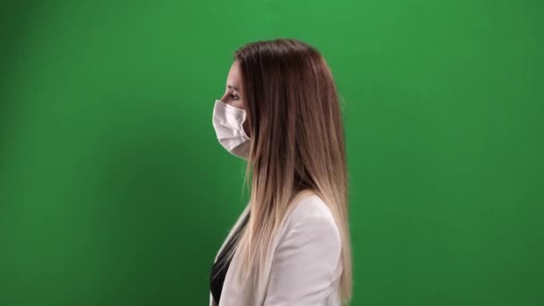 Νεαρή γυναίκα φοράει μάσκα προσώπου κατά τη διάρκεια της πανδημίας — Αρχείο Βίντεο