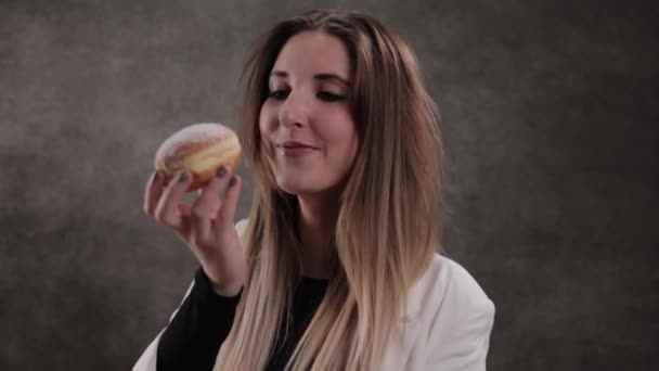 若いです女性食べるA焼きドーナツ — ストック動画