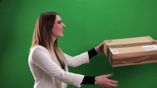 Junge Frau freut sich über Paketzustellung — Stockvideo