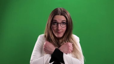 Genç ve güzel bayan endişeli görünüyor.