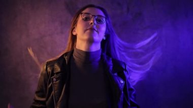 Genç ve güzel bir kadının güzel ve moda fotoğrafı.