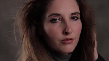 Güzel bir kızın yakın plan fotoğrafı.