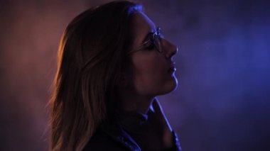 Genç ve güzel bir kadının güzel ve moda fotoğrafı.