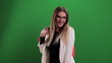 Alışveriş torbalarıyla gezen genç ve güzel bir kadın.