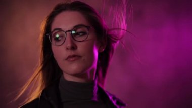 Genç ve güzel bir kadının güzel ve moda fotoğrafı.