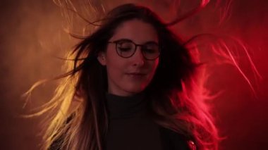 Genç enerjik kadın - renkli portre çekimi