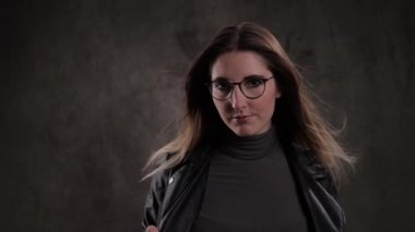 Stüdyoda genç ve çekici bir kadınla fotoğraf çekimi.