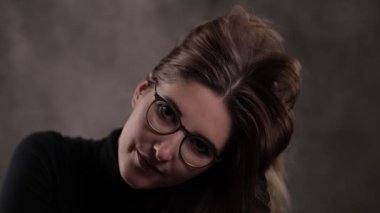 Stüdyoda güzel bir sarışının yakın çekimi.