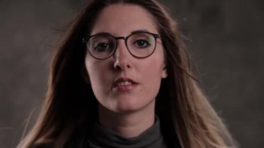 Güzel bir kızın yakın plan fotoğrafı.