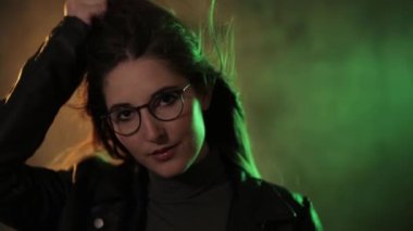 Genç ve güzel bir kadının güzel ve moda fotoğrafı.