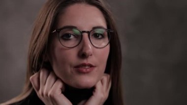 Stüdyoda güzel bir sarışının yakın çekimi.