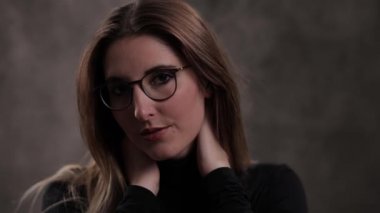 Stüdyoda genç ve çekici bir kadınla fotoğraf çekimi.