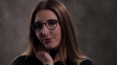 Güzel bir kızın yakın plan fotoğrafı.