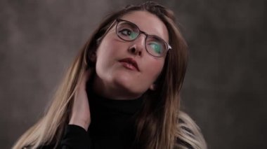 Uzun kahverengi saçlı güzel bir kız. Yakın çekim.