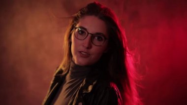 Genç sarışın bir kadının moda portresi.