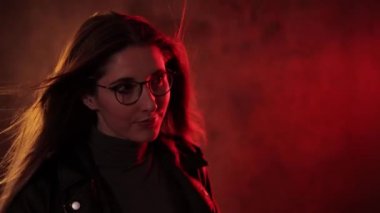 Genç ve güzel bir kadının güzel ve moda fotoğrafı.