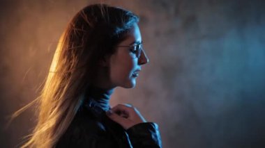 Genç ve güzel bir kadının güzel ve moda fotoğrafı.