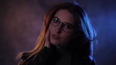 Genç ve güzel bir kadının güzel ve moda fotoğrafı.