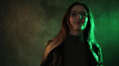 Genç sarışın bir kadının moda portresi.