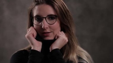 Stüdyoda güzel bir sarışının yakın çekimi.