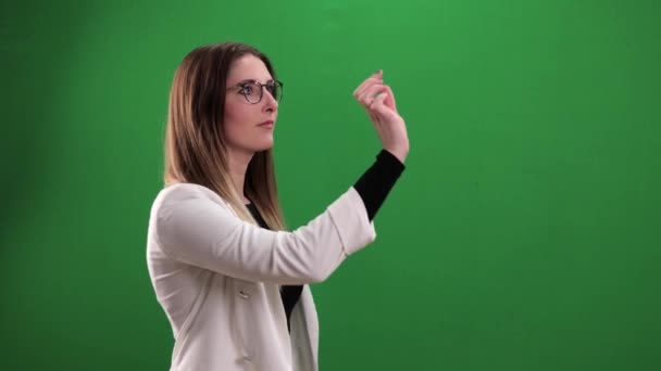 Jeune femme tape sur un grand écran tactile imaginaire — Video