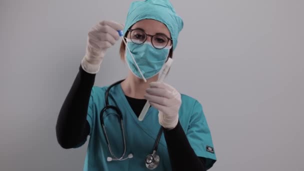 Ung läkare har ett PCR-test i sina händer — Stockvideo