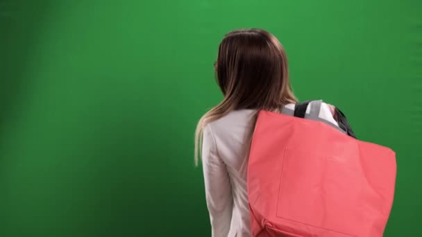 Mujer bonita joven con bolsas de compras en gira de compras — Vídeo de stock