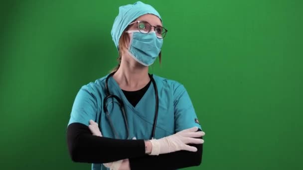 Młody lekarz w studio - ujęcie portretowe — Wideo stockowe
