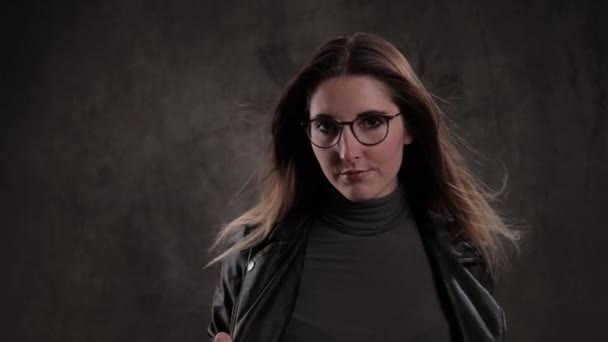 Séance photo avec une jeune femme séduisante dans un studio — Video