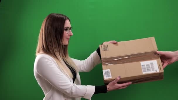 若い女性は配達されるパッケージを得る — ストック動画
