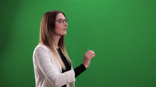 Νεαρή γυναίκα ακουμπά σε μια μεγάλη φανταστική οθόνη αφής — Αρχείο Βίντεο