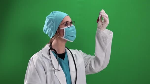 Γυναίκα γιατρός εξετάζει ένα δείγμα αίματος — Αρχείο Βίντεο