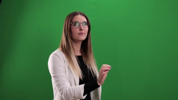 Giovane donna tocca un grande touchscreen immaginario — Video Stock