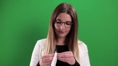 Corona Antijen Kendi Kendini Test Ediyor - Genç bir kadın Covid-19 kendi kendini test ediyor